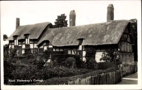PC Stratford upon Avon Warwickshire England, Anne Hathaway's Cottage