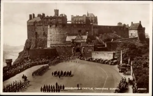 Ak Edinburgh Schottland, Edinburgh Castle, Wachablösung, Soldaten, Autos