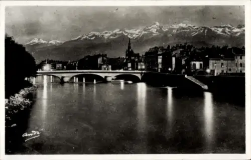 Ak Grenoble Isère, Schwarze und weiße Ansicht von  Fluss, Berge im Hintergrund, Nachtaufnahme