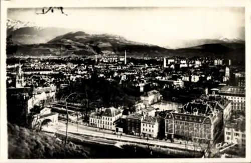 Ak Grenoble Isère, Stadtansicht von  Berge im Hintergrund, Schwarz-Weiß-Foto