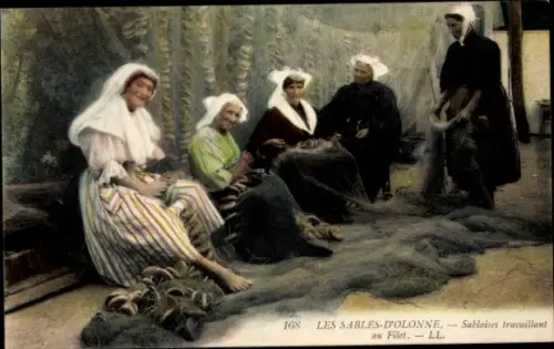 Ak Les Sables d'Olonne Vendée, Colonie des Pins Maritimes, Frauen flicken Fischernetz