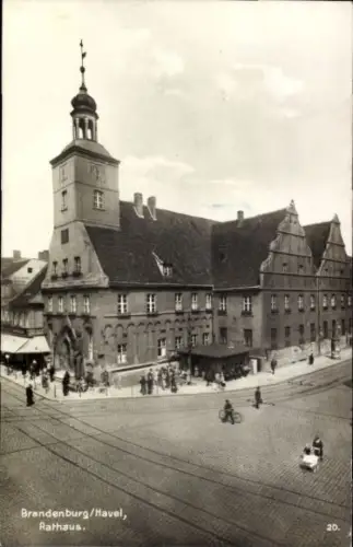 Ak Brandenburg an der Havel, Ansicht vom Rathaus mit Vorplatz und Straßenbahnlinien, Straßenpartie