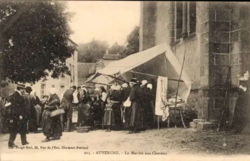 Ak La Celle Auvergne Puy de Dôme, Markt mit Menschen, Zelt, traditionelle Kleidung,  Frankreich