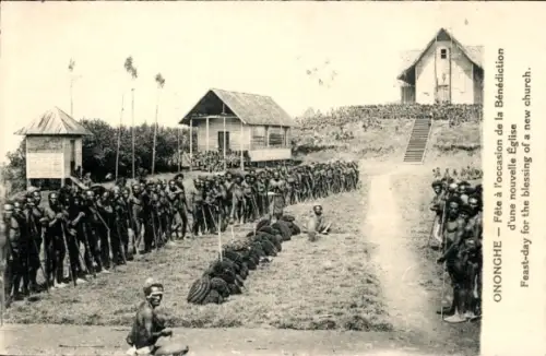 Ak Ononghe Papua Neuguinea, Menschenmenge, Feier, neue Kirche,  traditionelle Kleidung