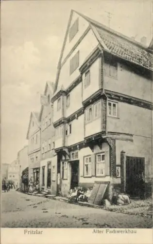 Ak Fritzlar in Hessen,  Alter Fachwerkbau,  Architektur, Straße mit Menschen