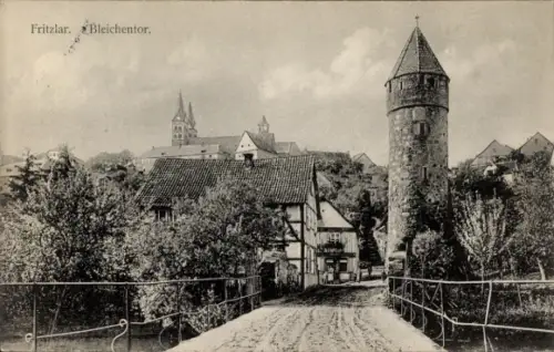 Ak Fritzlar in Hessen,  Bleichentor, r Turm, Brücke, Bäume, Häuser