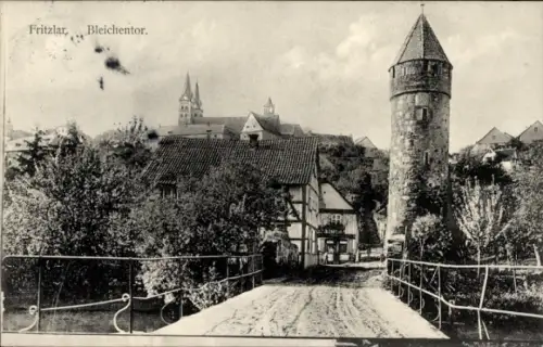 Ak Fritzlar in Hessen,  Bleichentor,  Gebäude, Brücke, Turm