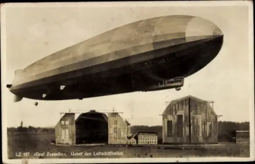 Ak Friedrichshafen am Bodensee, Luftschiff LZ 127 Graf Zeppelin über der Luftschiffhalle