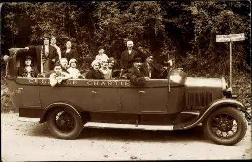 Foto Ak Lourdes Hautes Pyrénées, Personen in einem Autobus mit offenem Verdeck