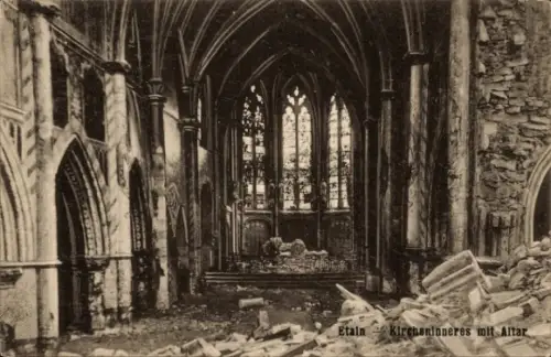 Ak Étain Meuse, Kircheninneres mit Altar, Ruinen, zerbrochene Steine, gotische Fenster