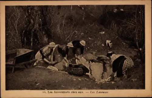 Ak Puy de Dôme, Les Auvergnats chez eux, Laveuses, Frauen beim Wäschewaschen