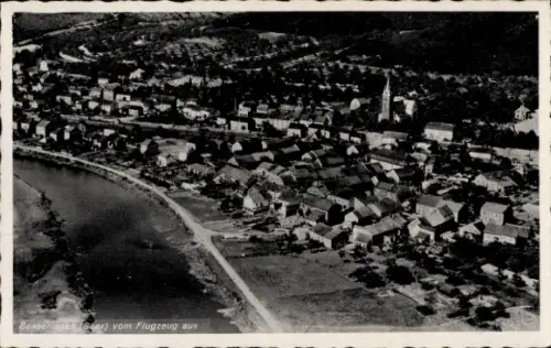 Ak Besseringen Merzig Saar, Luftaufnahme von  Häuser, Fluss, Kirche