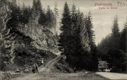 Ak Friedrichroda im Thüringer Wald,  Partie im Grund, Wald, Weg, Menschen