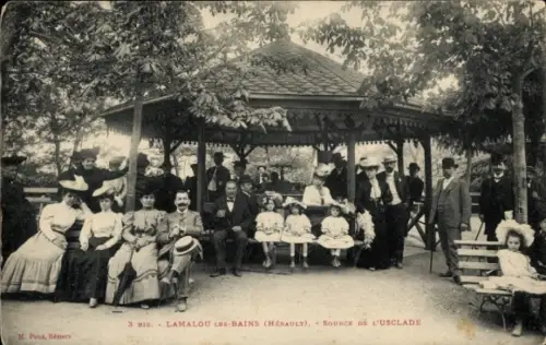 Ak Lamalou les Bains Hérault, Gruppe von Menschen, Pavillon, Bäume,   Kleidung