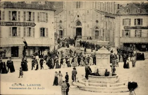 Ak Laruns Pyrénées-Atlantiques, Prozession, Menschenmenge, Brunnen, Geschäfte,  15. August