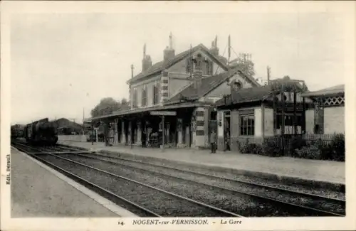 Ak Nogent sur Vernisson Loiret, Bahnhof, Gleisansicht