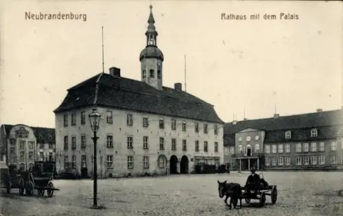 Ak Neubrandenburg in Mecklenburg, Rathaus, Palais, Eselkarren