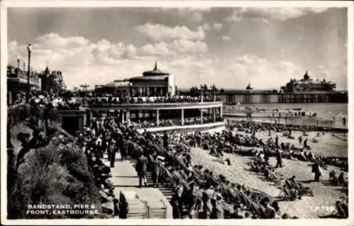 Ak Eastbourne East Sussex England, BANDSTAND, PIER & FRONT, EASTBOURNE, Strand, Menschen am Stran