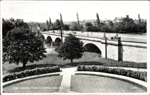 Ak Carlisle Cumbria England, Eden Bridge, Stanwix,  Brücke, Bäume, Garten