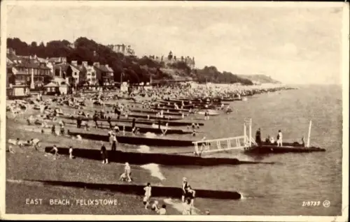 Ak Felixstowe Suffolk England, Strand, Menschen, Boote,  Ostsee