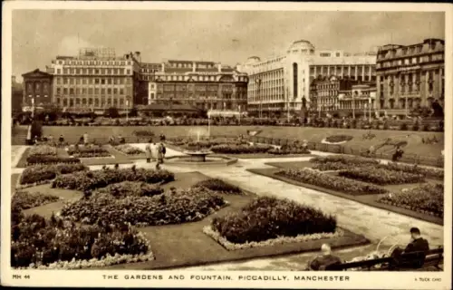 Ak Manchester England, Gärten und Brunnen, Piccadilly,  Menschen im Park, Blumenbeete