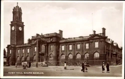 Ak South Shields South Tyneside North East England, Rathaus,  Uhrturm, Menschen auf der Straße