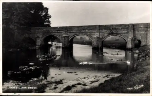 Ak Grassington North Yorkshire England, Brücke über einen Fluss, Schwäne im Wasser, Schwarz-Weiß-