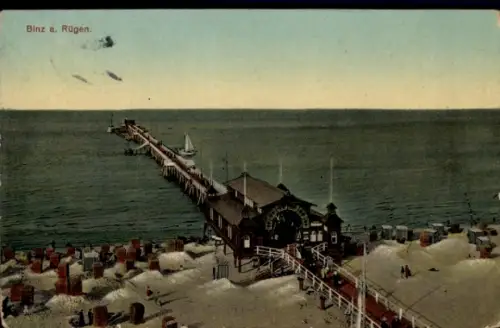Ak Ostseebad Binz auf Rügen, Binz a. Rügen, Seebrücke, Strandkörbe, Segelboot