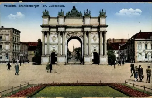 Ak Potsdam Sanssouci, Brandenburger Tor, Luisenplatz, Menschen, Grünfläche