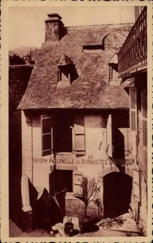 Ak Lourdes Hautes Pyrénées, Haus von Bernadette Soubirous, Schriftzug auf der Fassade