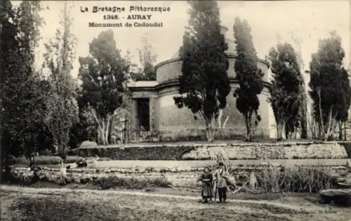 Ak Auray Morbihan, Monument de Cadoudal, Bäume, zwei Kinder