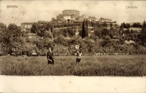 Ak Gorizia Görz Friuli Venezia Giulia,  Castello, zwei Personen im Feld,  Umgebung