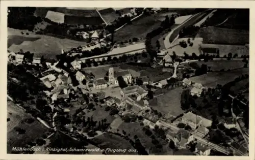 Ak Mühlenbach im Schwarzwald, Luftaufnahme von Mühlenbach, Schwarzwald, Text: 'Flugzeug aus.'