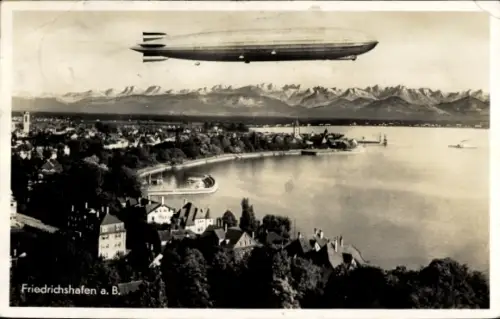 Ak Friedrichshafen am Bodensee, Zeppelin über der Stadt, Luftschiff
