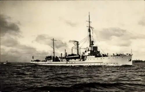 Foto Ak Deutsches Kriegsschiff vor der Küste