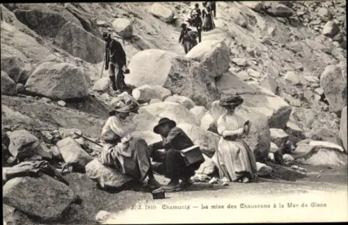 CPA Chamonix Mont Blanc Haute Savoie, La mise des Chaussons à la Mer de Glace