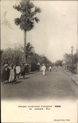 Ak Dakar Senegal,  Straße, Menschen, Palmen,  aus Senegal