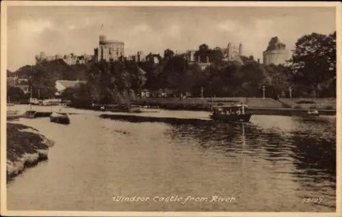 Ak Windsor Berkshire England, Windsor Castle, Flussansicht, Boote, 