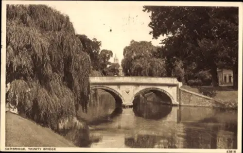 Ak Cambridge East England, Trinity Bridge, Wasser, Bäume,  