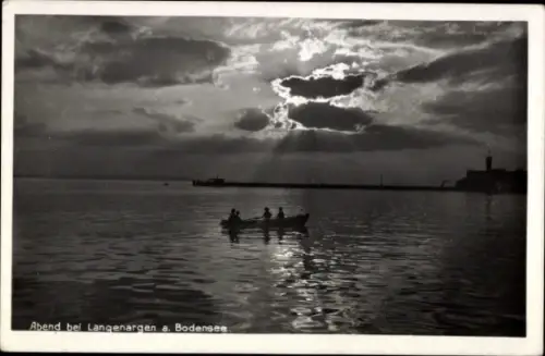 Ak Langenargen am Bodensee, Abendstimmung am Bodensee, Boot auf dem Wasser, Wolken, Sonnenstrahle