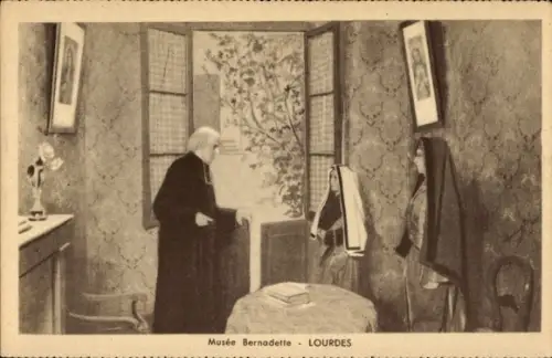 Ak Lourdes Hautes Pyrénées, Musée Bernadette,  Bernadette, Priester, Grotte Massabielle