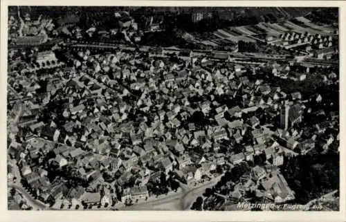 Ak Metzingen in Württemberg, Luftaufnahme von  viele Häuser, Straßen, Felder im Hintergrund