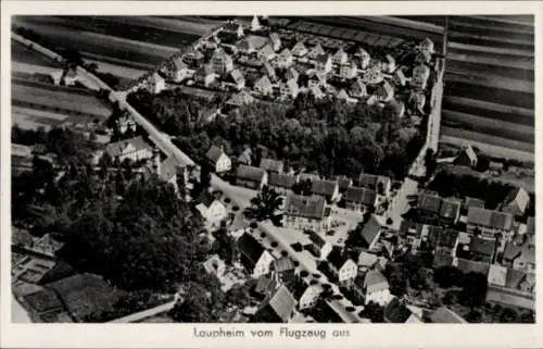 Ak Laupheim in Oberschwaben, Luftaufnahme von  Häuser, Felder, Straßen