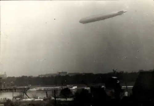 Foto Zeppelin über einer Ortschaft