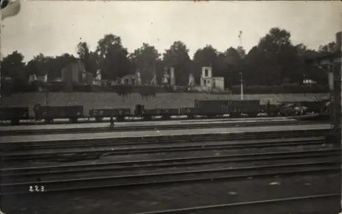 Foto Ak Bahnhof Somme?, Kriegszerstörung 1. WK, Güterwaggons