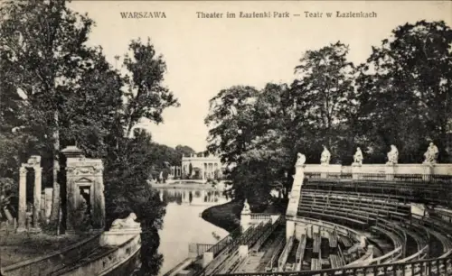 Ak Warszawa Warschau Polen, Theater im Lazienki Park, Wasser, Bäume, Sitzreihen,  Statuen