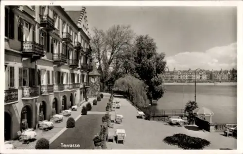 Ak Konstanz am Bodensee, Terrasse, Uferpromenade, Bäume, Tische und Stühle