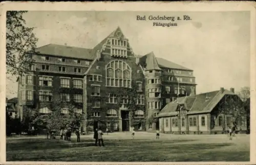Ak Bad Godesberg Bonn am Rhein, Bad Godesberg a. Rh., Pädagogium, Gebäude, Menschen im Freien