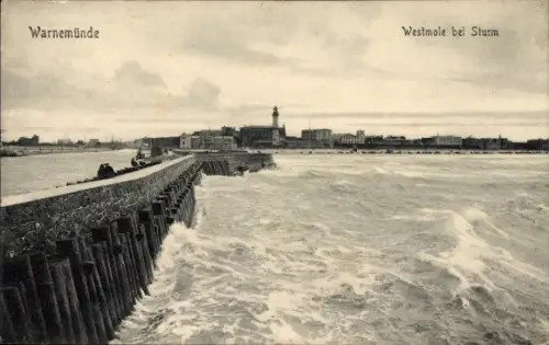 Ak Ostseebad Warnemünde Rostock,  Westmole, Sturm, Wellen, Hafen, Leuchtturm