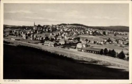 Ak St. Georgen im Schwarzwald,  Landschaftsaufnahme, Schwarzwald, viele Häuser, Kirche